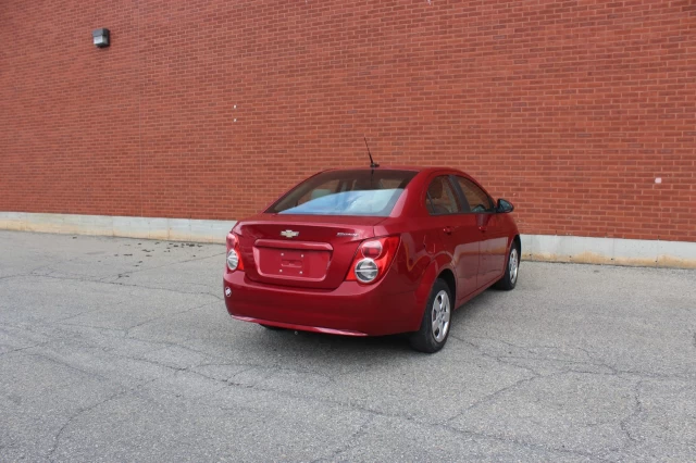 Chevrolet Sonic LS 2014
